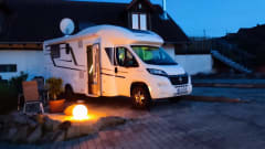 "Flieger" – Semi-integrated top mobile home Euramobil Profila RS ****