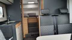 Fran01 – Luxe Adria Coral Axess 600 SL met panoramadak, airco & garage 