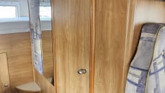 Rimor β Ruime gezins camper met zes slaapplaatsen met 2x airco