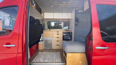 Big Red – 3-persoons Mercedes-Benz (Off Grid Solar) Birmingham-Oxford