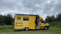 Frenkie de Postkoffer – Luxe DHL camper 