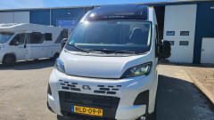 Adria Twin Sport 640 SLB wit – Chic camper van automatic with single beds, navigation system, etc.