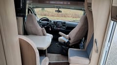 C12 – Hobby V65 Enkele Bedden Grote Garage