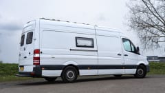 Benzie – Off grid luxury 2p Mercedes-Benz camper bus