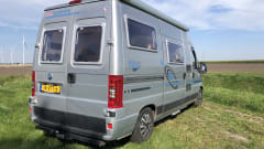 Compact and cozy camper 