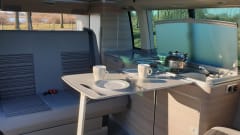 Blauw – Volkswagen T6 automatic California bus camper with pop-up roof.