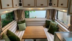 Dolly – Luxury retro '87 Mercedes on LPG / petrol