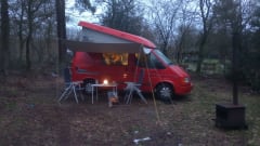 De Rode Smurf – The red smurf, reliable bus camper, for itself an entire family.