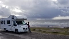 Nicky – Adventure and comfort in 'Nicky' the 6 berth luxury motorhome!