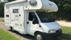 Ruime Fiat 6 slaappl, airco, vaste bedden, fietsendrager, zonnecel