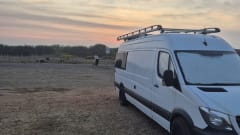 Fudge – 3 berth Mercedes-Benz bus from 2015