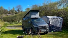 Volkswagen campervan met 4 slaapplaatsen, bouwjaar 2021.