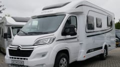 Etrusco T740, Queens- and pull-down bed, 4 sleeping- 4 seats.