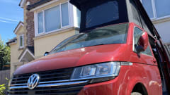 Riley – Schönes rotes Wohnmobil mit 4 Schlafplätzen zu vermieten, brandneu für den Sommer 2022