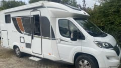 Luxe, moderne 4-persoons Bürstner met queensbed, hefbed en fietsendrager