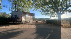 Camping-car 2 places avec climatisation dans l'espace de vie 