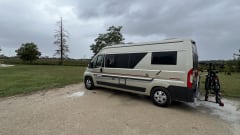 Very luxurious camper, 5.99 m, automatic, 2 length beds