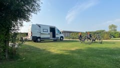 De rustige reiziger – Compacte Peugeot Boxer buscamper voor 2 personen – Harderwijk