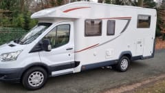 Rijdt erg comfortabel.  – Luxuriously furnished Rollerteam with length beds. 2.10 m standing height. Two air conditioners