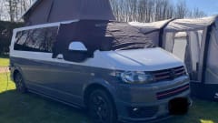 Eddie – 4 berth Volkswagen Campervan T5 Pop top