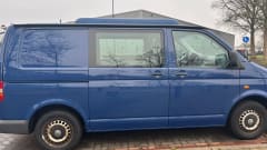 2p Volkswagen campervan uit 2003