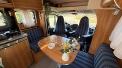 Compact 3P semi-integrated, length bed and free km!