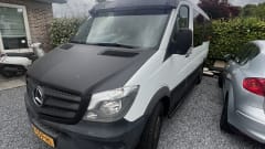 AMSTERDAM GROUP STAY CAMPERVAN – 3p Mercedes-Benz campervan uit 2011