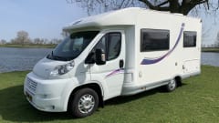 Gemütlicher Camper mit Klimaanlage im Wohnbereich