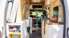 Eli – Luxuriöser autarker Camper – Warmwasser & Außendusche