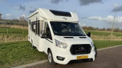 Making Memories 3 – 4persoons Ford Carado T447 half integraal uit 2025 met een Hefbed