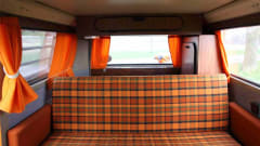 Dora – Ga op vakantie met onze oranje Volkswagen camper busje Dora