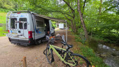 Johnnie – 2p Peugeot bus uit 2002