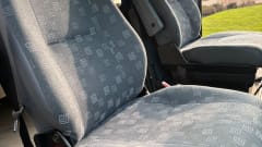 Bennie Benz – 2p Mercedes-Benz campervan uit 2003