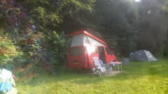 De Rode Smurf – The red smurf, reliable bus camper, for itself an entire family.