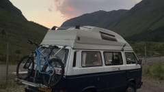 Blue – Volkswagen Wohnmobil mit 4 Schlafplätzen aus dem Jahr 1986
