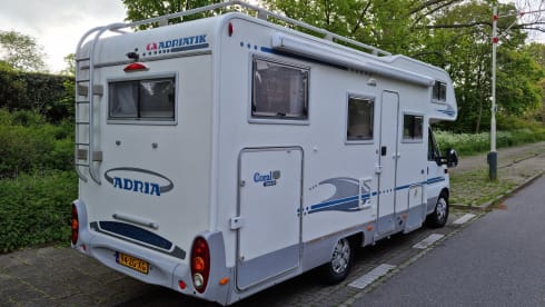 Very luxurious and spacious 4 person Alcove camper with 2 fixed spacious beds