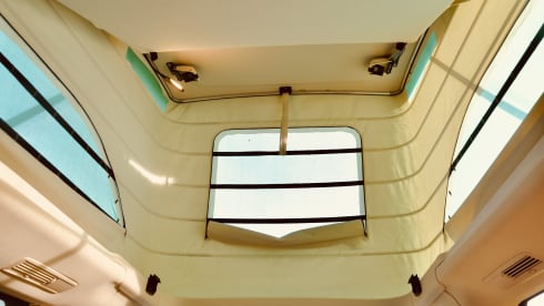 Witte Buscamper – Full Option Travel - Marco Polo '22