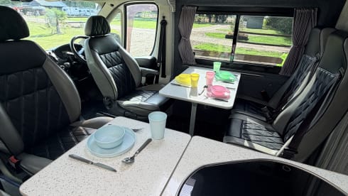 OFIE – Vi presentiamo OFIE, il nostro camper a 4 posti letto, pronto per la vostra avventura. 