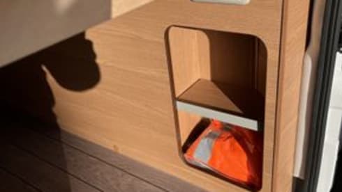 Cara – Van (6 m) from Weinberg with pop-up roof for rent