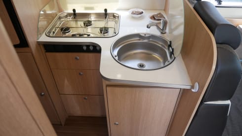 Sunlight T67 4 slaap- 4 zitplaatsen, Lengtebeden, Hefbed