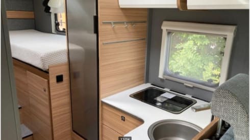 P-599-LP – Luxurious and comfortable Dethleffs 6812 Just 90 with single beds