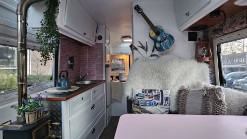 Avonturenbus – Cozy, fresh camper van, self-sufficient.