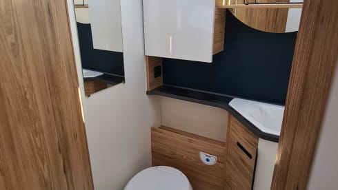 Schiff – Fully equipped luxury vehicle for up to 4 people, permitted total weight 4.4t