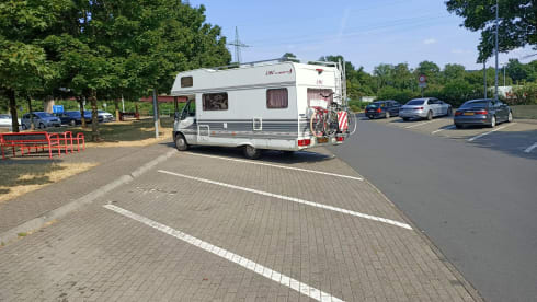 Cozy 4 person camper LMC Fiat Ducato alcove