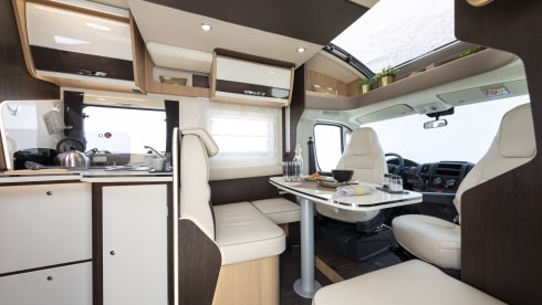McLouis 2 Automaat – Premium Freedom! Modern Italian camper with single beds 