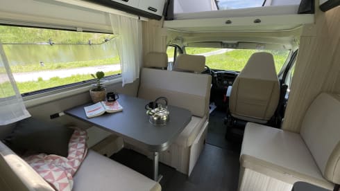 Queen A – Built in 2021 - luxury 6-person alcove camper - Queen E