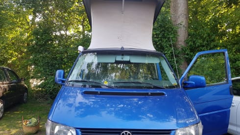 Cheerful Volkswagen camper van with lifting deck and pull-out bed for 2 people