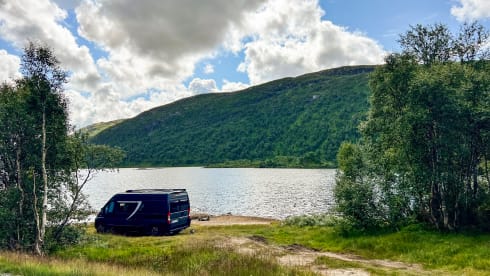 Freddy – Freddy | Abenteuer-Camper für 4 Personen • kompakt, komplett ausgestattet & autark.