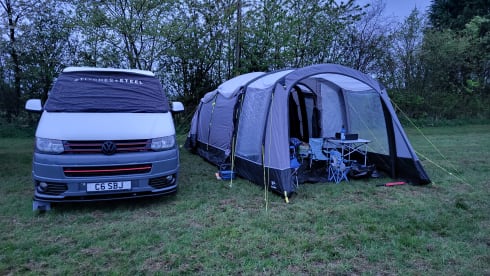 Eddie – 4 berth Volkswagen Campervan T5 Pop top