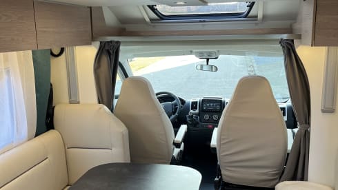 Joa 75T – 5p Bavaria semi-integrated uit 2024